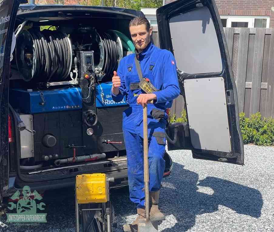 Een tevreden monteur met opgestoken duim naast de bestelbus, slim ingrijpen bespaart kosten bij een verstopte afvoer in Papendrecht