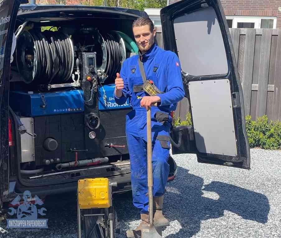 Een tevreden monteur met opgestoken duim na een geslaagde klus, slim ingrijpen bespaart kosten bij een verstopte wc in Papendrecht