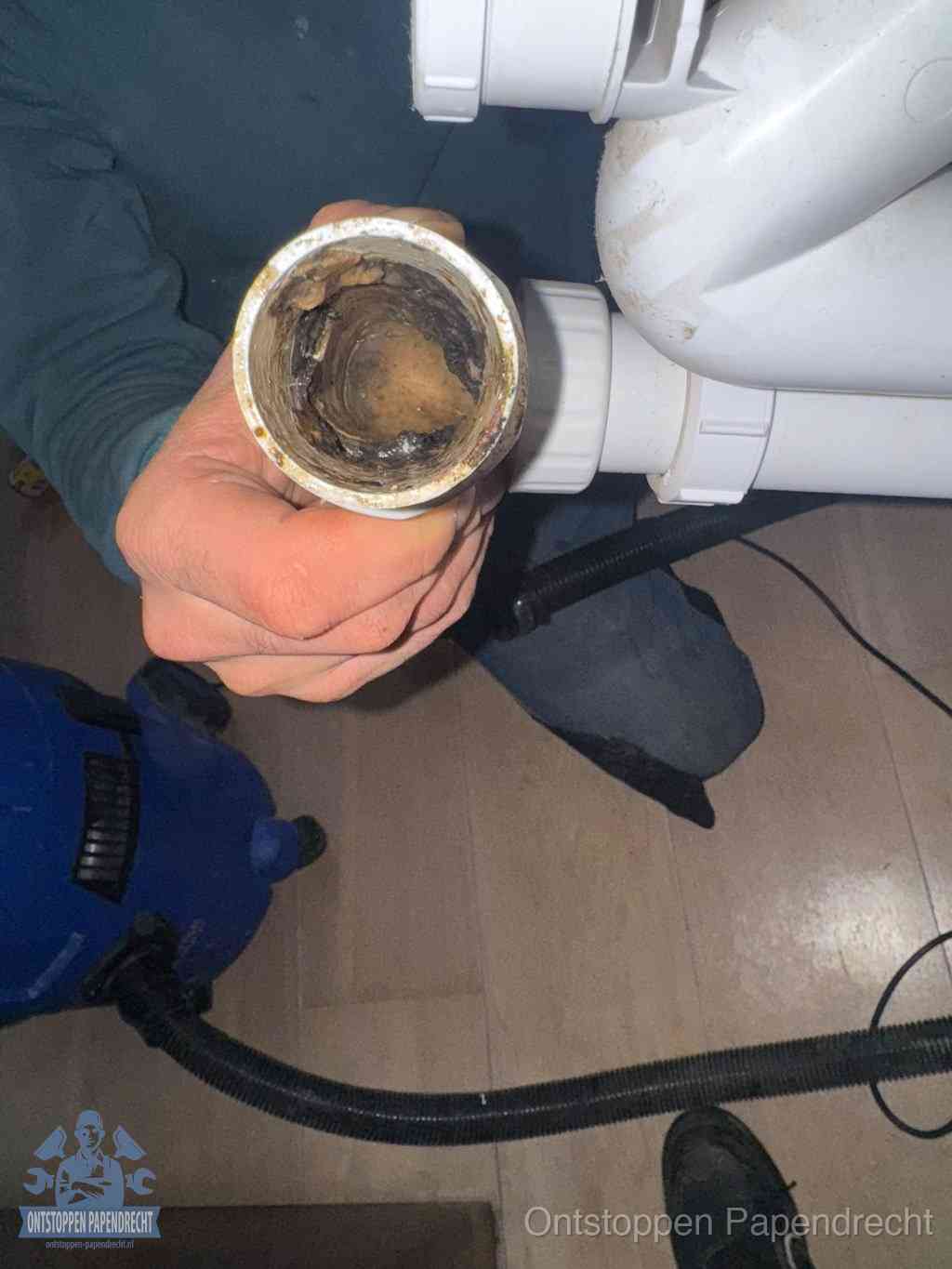 Een losgekoppeld afvoerbuisstuk dat van binnen volledig is dichtgeslibd, het gevolg van een verstopping te lang laten zitten in Papendrecht