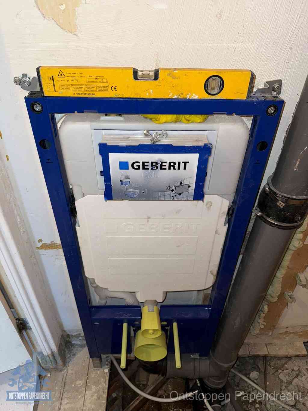 Een Geberit inbouwreservoir met frame voor een hangtoilet tegen de wand, met de afvoerbocht naar de vloer, kenmerkend voor een verstopt hangtoilet in Papendrecht