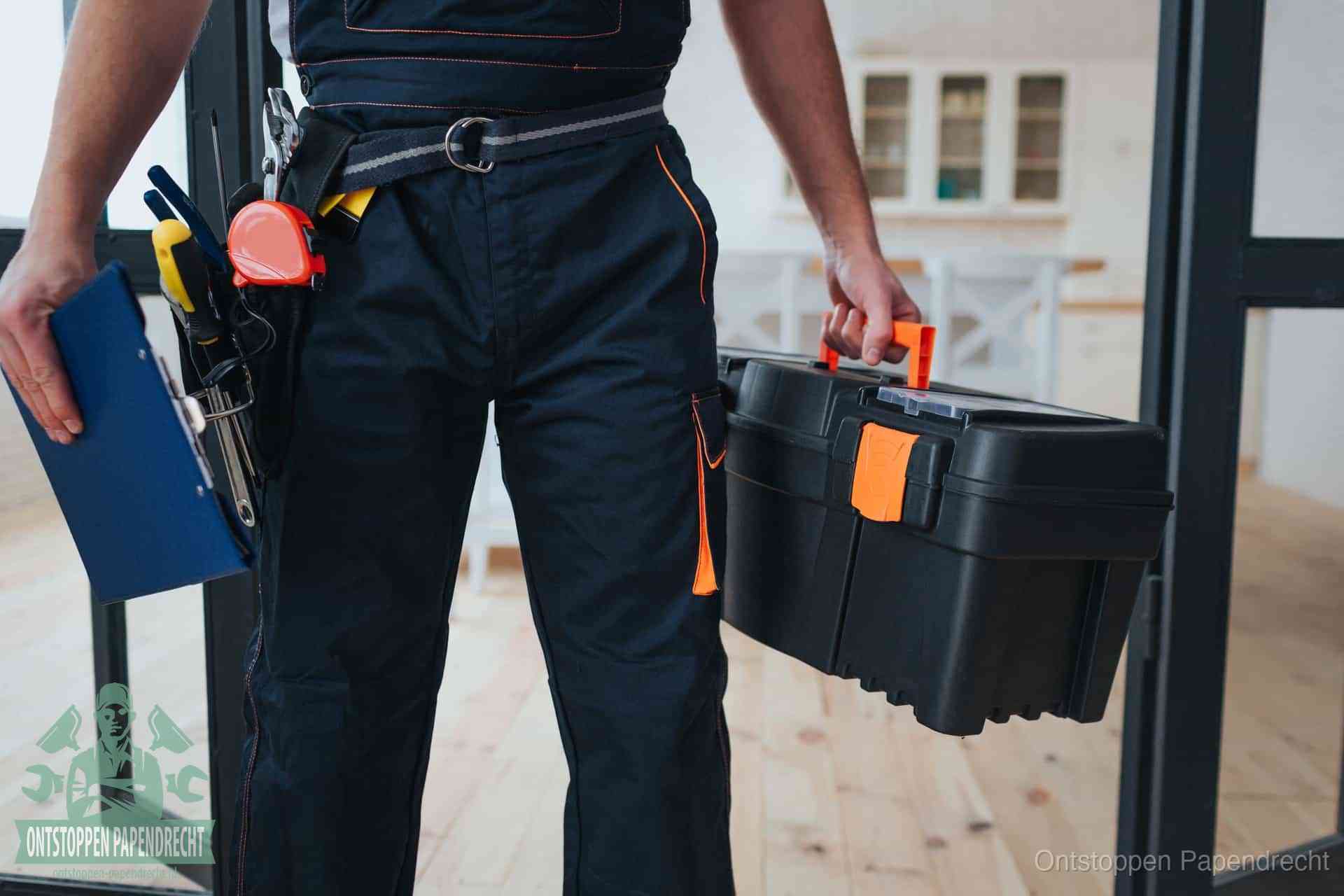 Een monteur met gereedschapsriem en klembord, klaar om een transparante prijs voor het afvoer ontstoppen in Papendrecht te geven