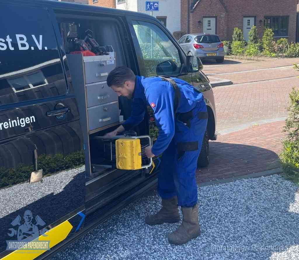 Een monteur pakt apparatuur uit de bedrijfsbus voor service aan huis, het moment om een professional in te schakelen in Papendrecht