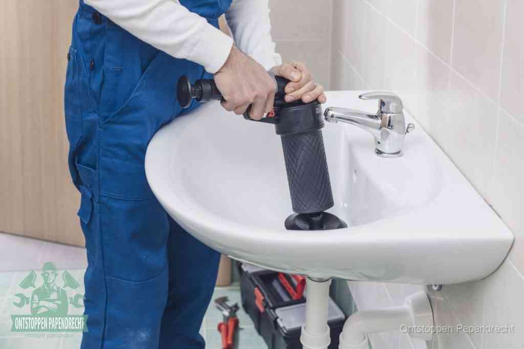 Een te ruwe doe-het-zelf poging met een hand-pomp op de afvoer van een badkamer-wastafel, een van de veelgemaakte fouten bij afvoer ontstoppen in Papendrecht