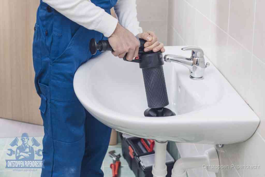 Een te ruwe doe-het-zelf poging met een handmatige perslucht-ontstopper op een sanitair-afvoer, een van de veelgemaakte fouten bij wc ontstoppen in Papendrecht