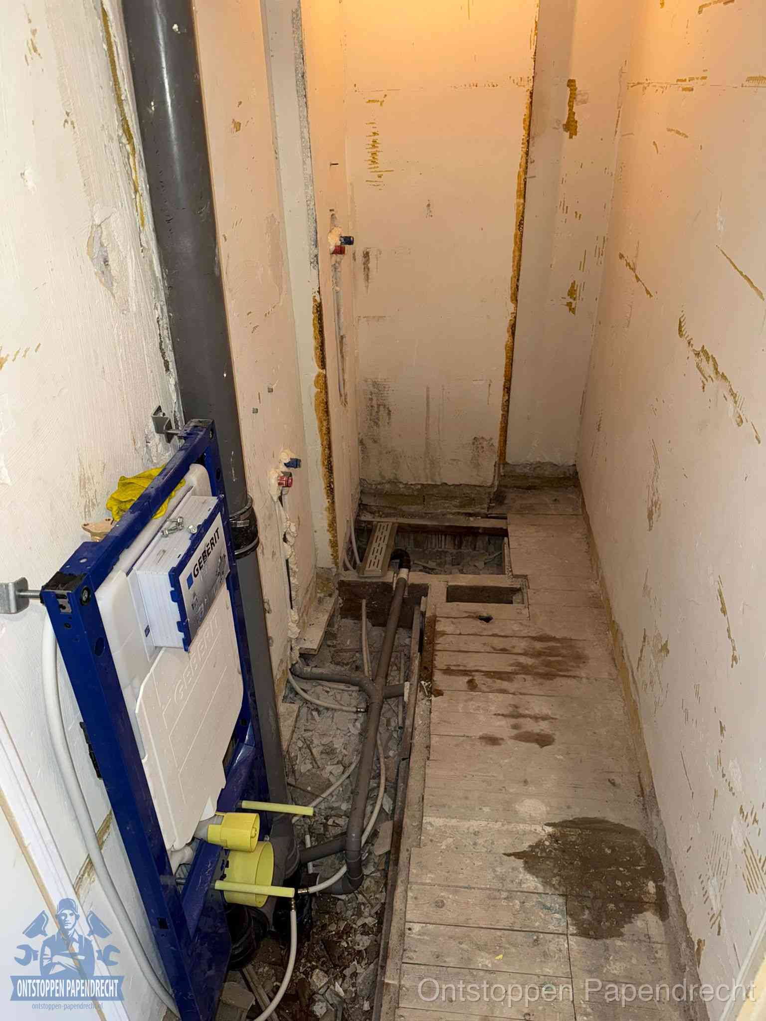 Een opgebroken toiletruimte tijdens renovatie met een Geberit inbouwreservoir en blootliggende oude afvoerleidingen, typisch voor oudere woningen in Papendrecht